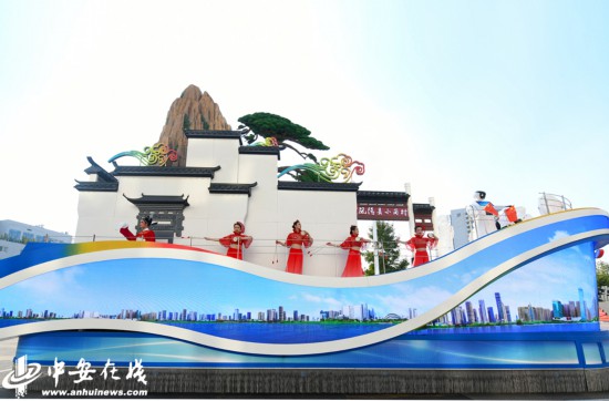 “优美安徽”彩车：展现多姿多彩的徽风皖韵，，，，，，，奏响争当刷新先锋的时代强音